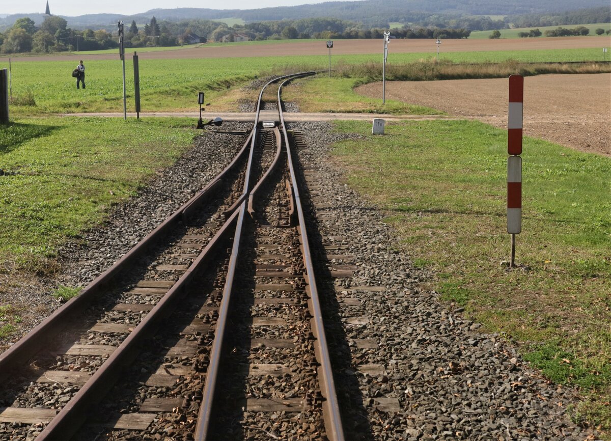 eine typische Schmalspurweiche bei Slezské Rudoltice (1921–1954 Městys Rudoltice; deutsch Roßwald, auch Markt Roßwald)
01.10.2021 11:58 Uhr.  Blick aus dem Zug, vom  rückwärtigen, verglasten Drängelraum des Personenwagens