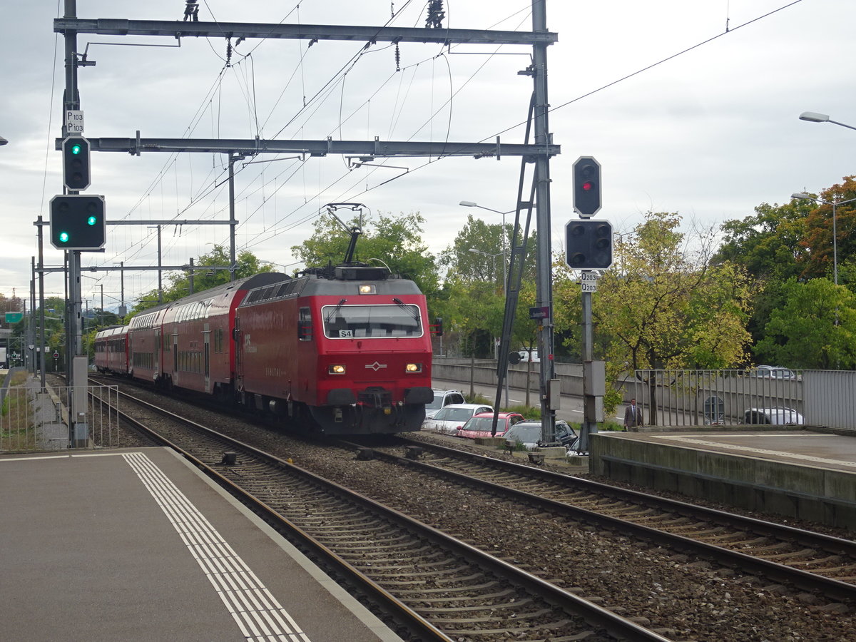Eine typische SZU-Garnitur mit 2 Doppelstockwagen und einstöckigen Wagen (incl.Steuerwagen) erreicht die Station Zürich-Wiedikon. Gezogen wird die Garnitur von einer Lok Reihe 456, von der 1987 bzw.1993  gesamt 14 Stück  (laut Wikipedia)für verschiedene Privatbahnen gebaut wurden. Etwa die Hälfte  fahren inzwischen auf der Sihltalbahn. 