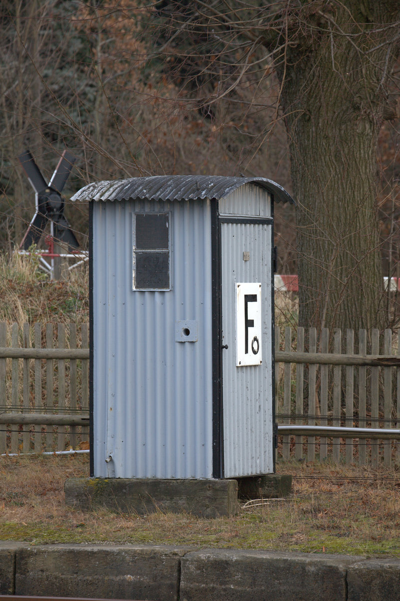 Eine typische Wellblechfensprechbude in Grovoigstberg, Strecke Freiberg-Nossen.
03.12.2017 15:37 Uhr.