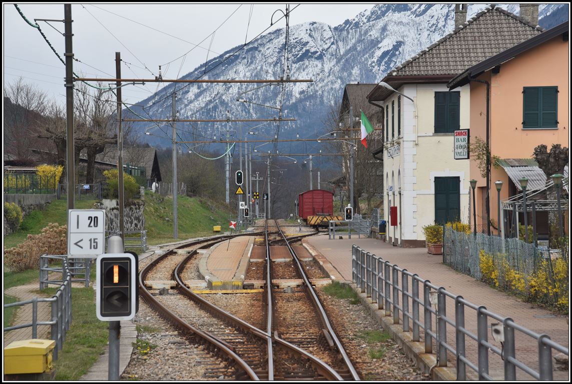Eine der typischen Kreuzungsstationen auf dem italienischen Streckenabschnitt ist Malesco e Val Cannobina. Die folgenden Aufnahmen entstanden aus dem Treno Panoramico, wo sich neben dem Lokführer ein Panoramsitz befindet, und der war nicht mal besetzt. (10.04.2019)