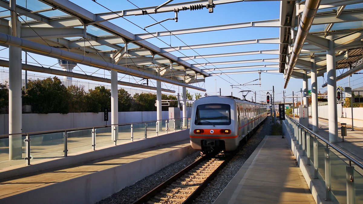 Eine U-Bahn aus Athen fährt am 10.09.2018 in den Bahnhof des Flughafens Athen.