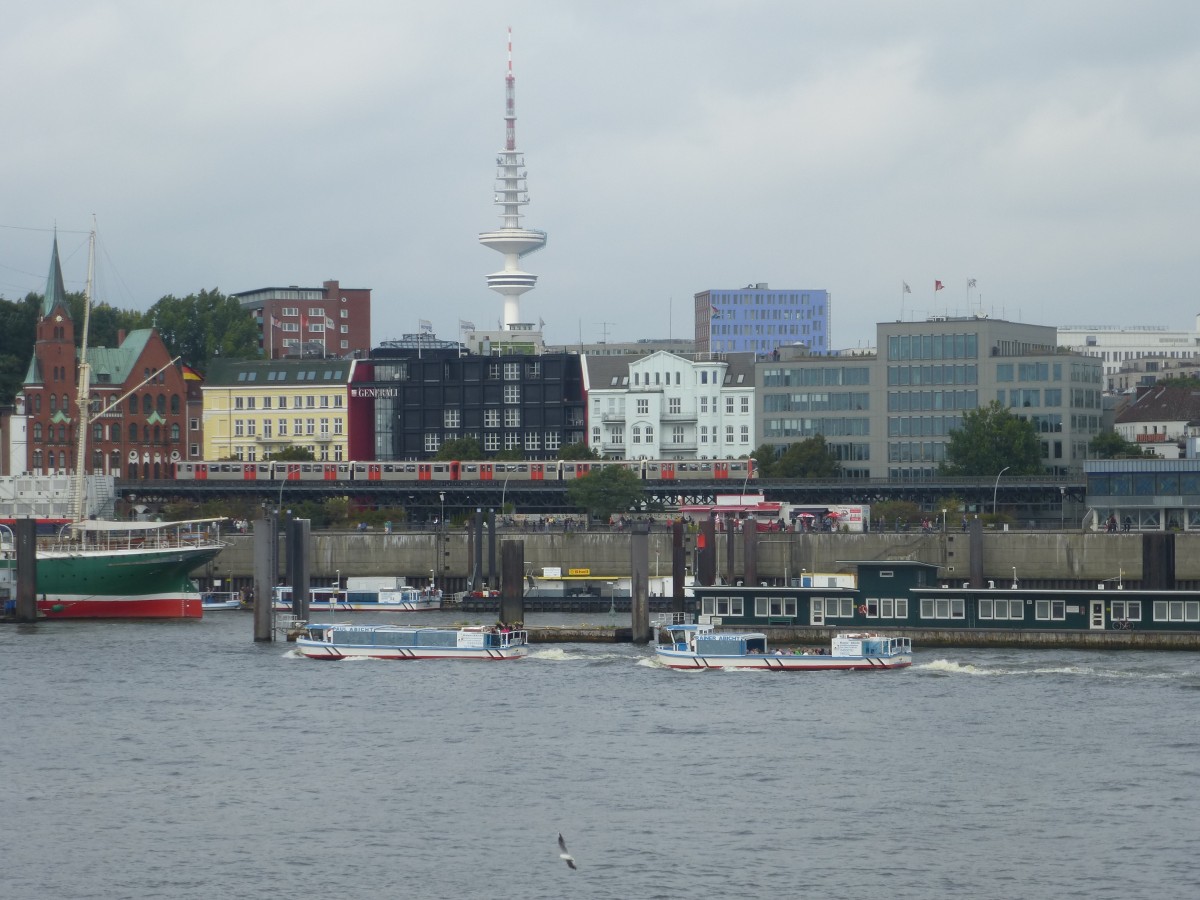 Eine U-Bahn fuhr hier am 30.08.2014 am Hamburger Hafen vorbei.
