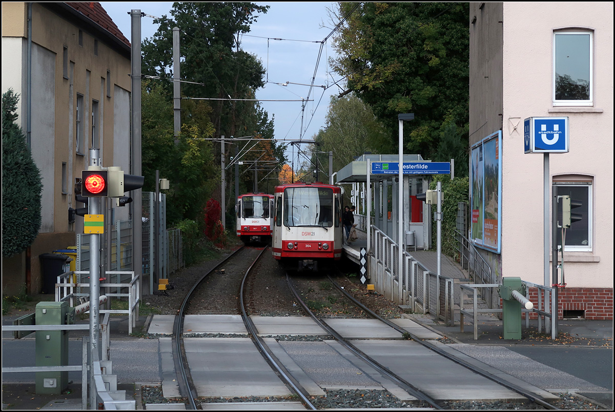 Eine  U-Bahn  mit Kleinbahn-Charakter -

Begegnung zwei B-Triebwagen der Linie U47 an der Haltestelle Buschstraße in Dortmund-Huckarde.

15.10.2019 (M)