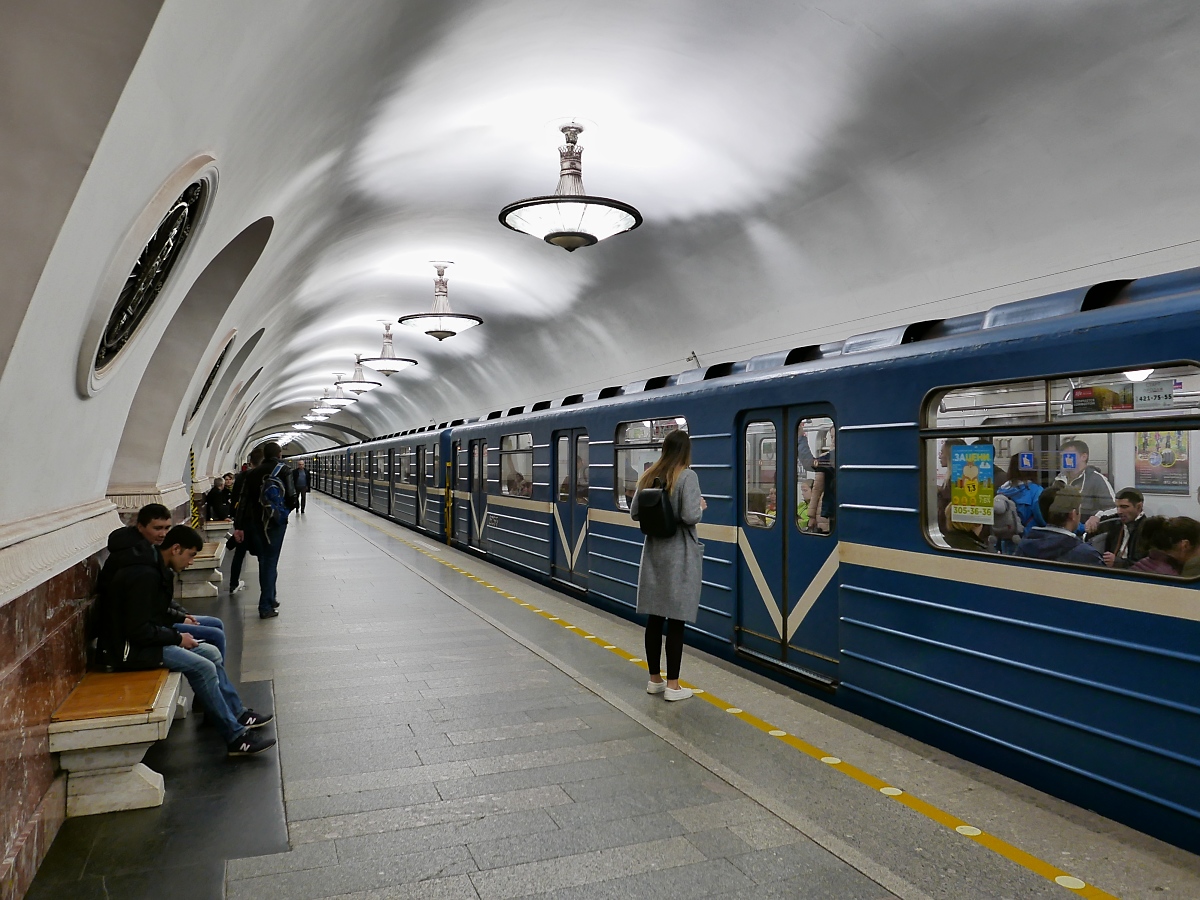 Eine U-Bahn in der Station  Ploschtschad Wosstanija  der Metro der Linie 1 in St. Petersburg, 16.09.2017