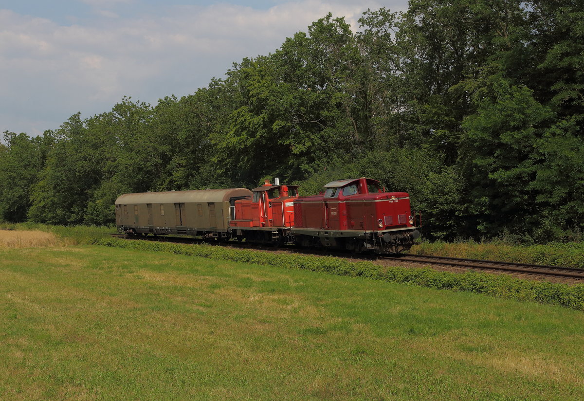Eine Überführungsfahrt aus Böhlen nach Weiden mit der 212 100 der BayernBahn und der 362 400 und einem altem Gepäckwagen. Aufgenommen am 18.07.2019 bei Wolfsgefärht.