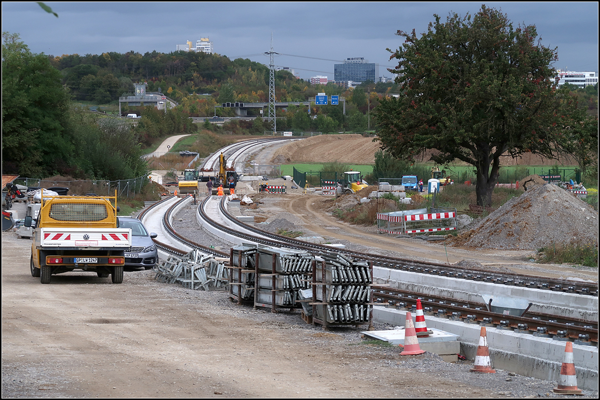 Eine Überlandstrecke in Bau -

Gleisbau an der Verlängerung der U6 in Stuttgart vom Fasanenhof zum Flughafen. Die neue Strecke führt grob parallel zur als Schnellstraße ausgebauten Bundesstraße 27 über bisherige Felder. Im Bereich Echterdingen wird es eine Haltestelle geben, zwei dann an der Messe/bzw. Flughafen.

Es ist schon die dritte Überlandstrecke, die für die Stuttgarter Stadtbahn neu gebaut wird. 1999 wurde die U14 (heute U12) von Stuttgart-Mühlhausen nach Remseck entlang des Neckars verlängert. Ein Jahr später folgte die U7 von Heumaden nach Ostfildern-Nellingen.

27.09.2019 (M)