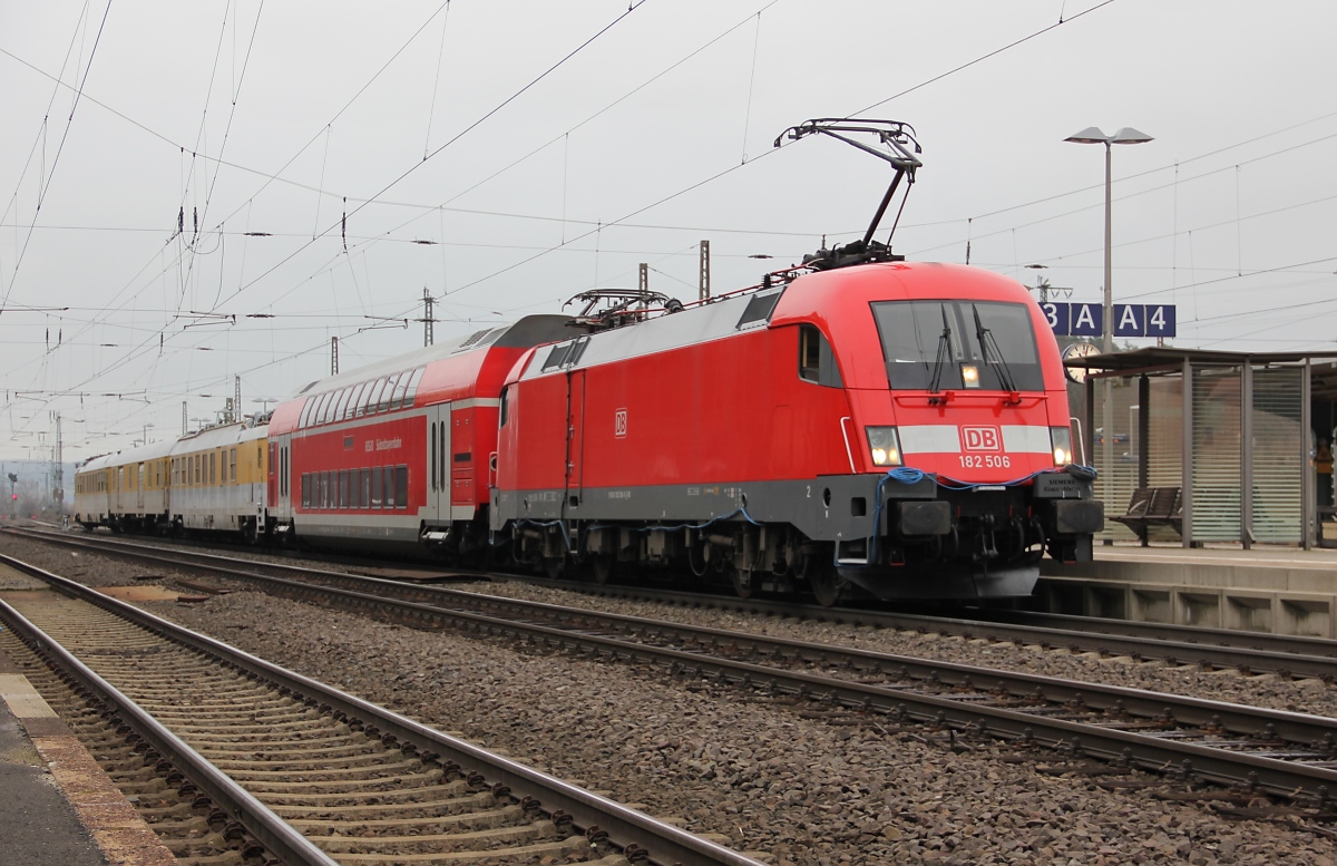 Eine Überraschung in Eichenberg; aus Richtung Norden kam 182 506 mit einem Messzug und verweilte dort einen Moment. Aufgenommen am 14.12.2013.