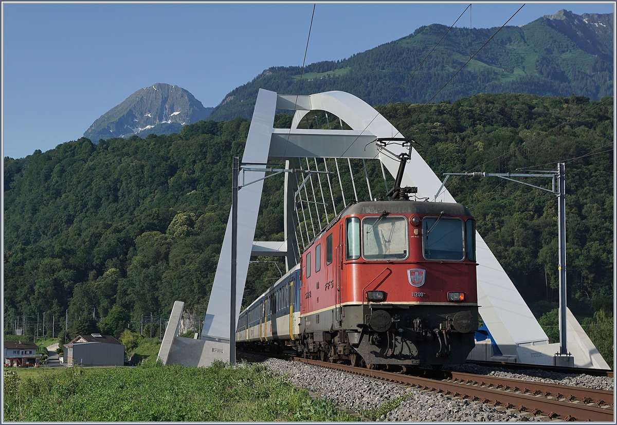 Eine Überraschung gab es, als eine weiter Re 4/4 (bzw. zwei) mit den IR 1709 die Rhone Brücke bei Bex überquerten. Die EWIV Stammkomposition mit Re 460 wurde durch einen Dispozug geführt, mit der (nicht zu sehenden) Re4/4 II 11192 an der Spite und der schiebenden Re 4/4 II 11200 am Zugsschluss. 

25. Juni 2019