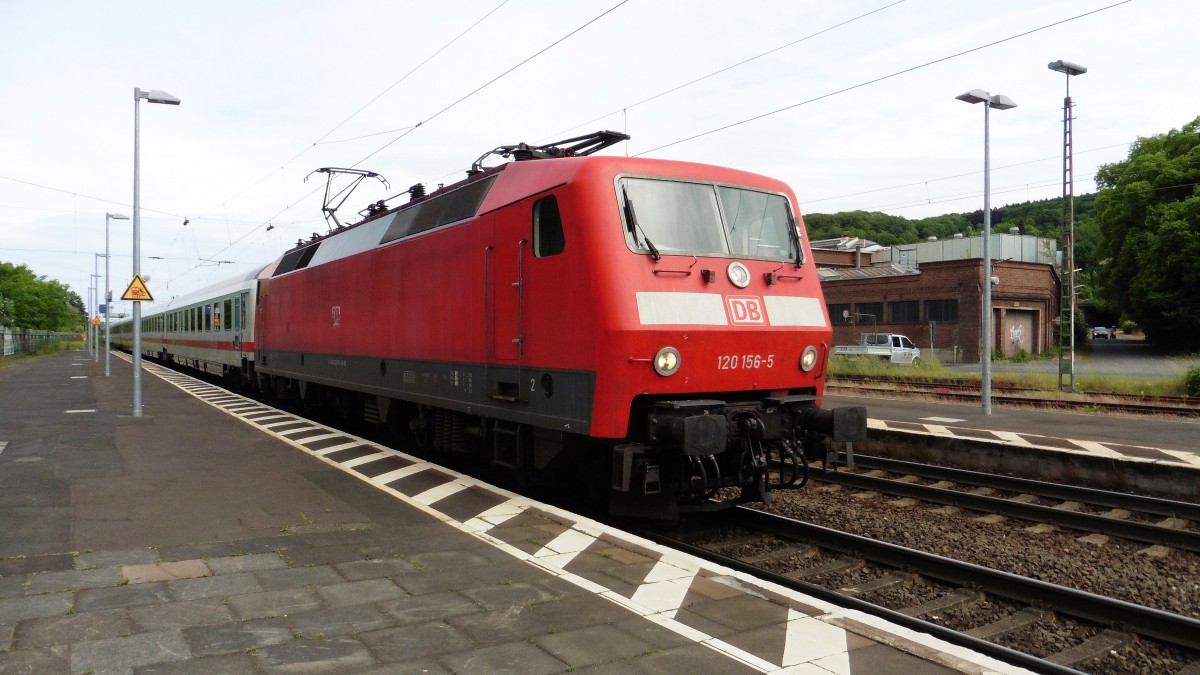 Eine Überraschung in Königswinter als am Sonntag Morgen IC durch Königswinter durch fahren Hier 120 156-5 mit einem Leeren Ic , Den 31.05.2015