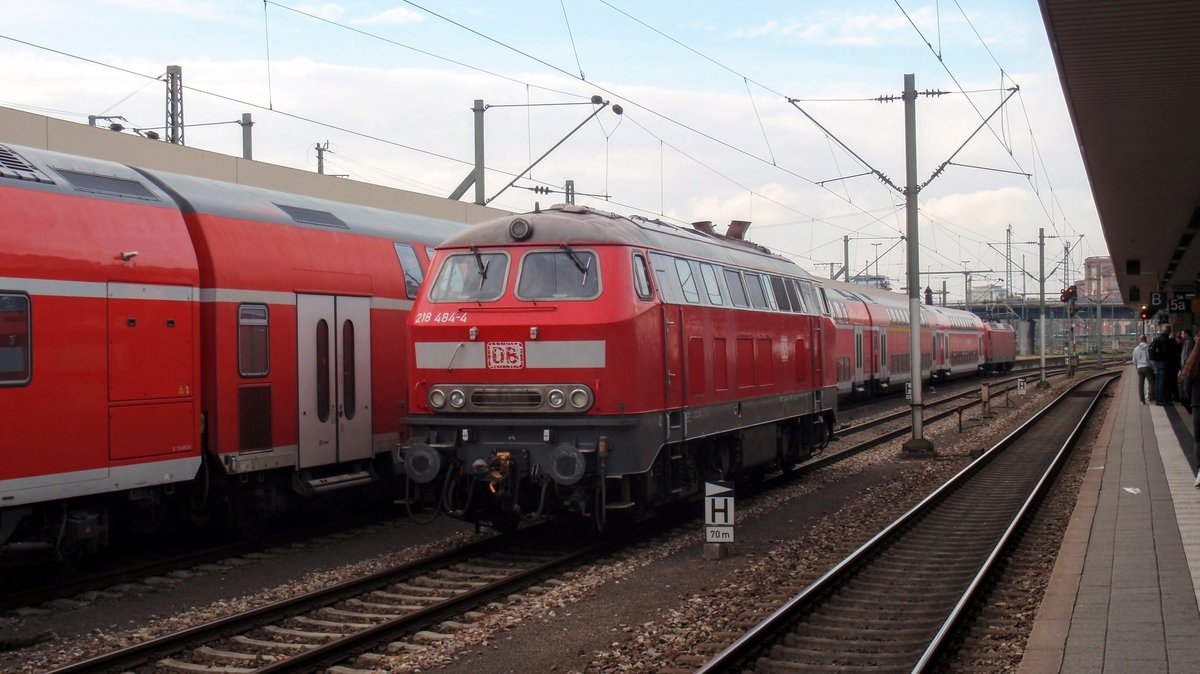 Eine Überraschung im Mannheimer Hbf: 218 484 (kalt) stand am 04.11.17 auf dem Gleis 6. Die Br 218 484-4 ist bei der DB Regio Mitte Bst Karlsruhe beheimatet. Sie besitzt außerdem eine Scharfenbergkupplung.