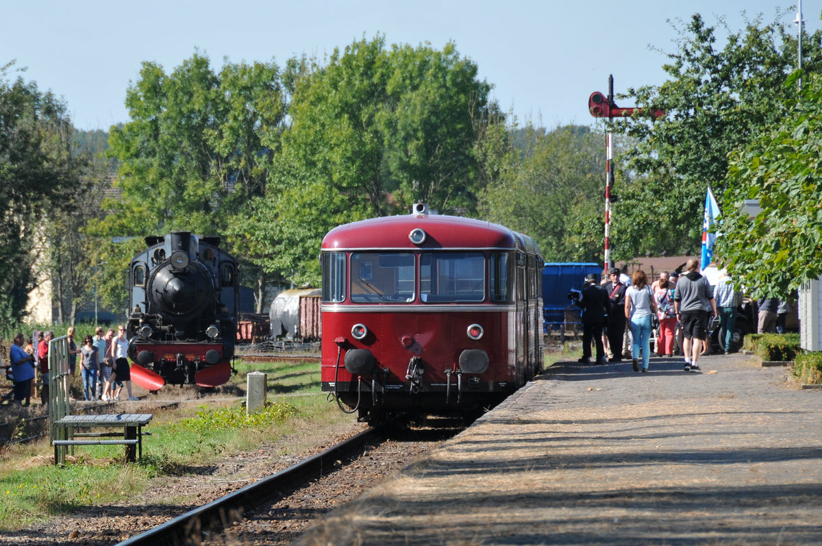 Eine Ürdinger Dreiergarnitur hat soeben am Bahnsteig Halt gemacht. Links im Hintergrund steht die Dampflok 1220. Aufnahme vom 25/09/2016 im Bahnhof der ZLSM in Simpelveld.