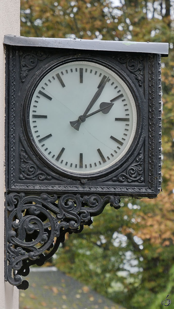 Eine Uhr am Bahnhofsgebäude von Obersrittersgrün. (Sächsisches Schmalspurbahnmuseum Rittersgrün, September 2020)