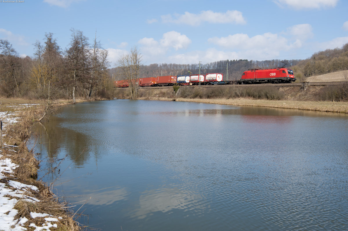 Eine unbekannt gebliebene 1116 der ÖBB mit einem Containerzug bei Pappenheim Richtung Ingolstadt, 24.03.2018