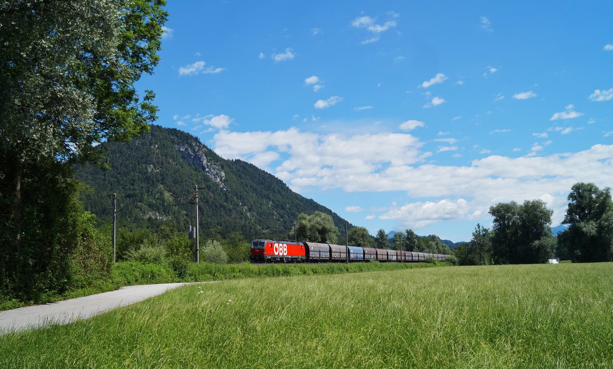 Eine unbekannt gebliebene 1293 der ÖBB war am 30.06.2020 mit einem Kohlezug bei Schaftenau auf dem Weg Richtung Innsbruck.
