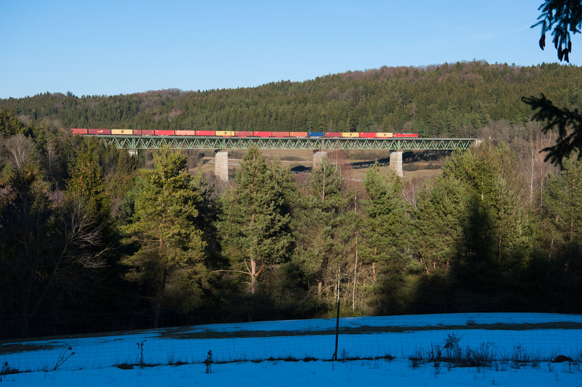 Eine unbekannt gebliebene 152 mit einem Containerzug bei Deining Richtung Regensburg, 24.02.2019