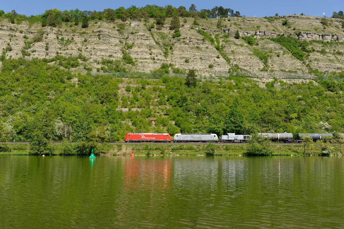 Eine unbekannt gebliebene 185, 145 und Vossloh DE18 von Rhein Cargo mit einem Kesselzug bei Karlstadt Richtung Gemünden, 07.05.2020
