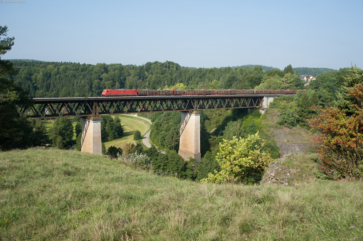 Eine unbekannt gebliebene 185 mit einem Vollholzzug bei Beratzhausen Richtung Regensburg, 28.08.2017