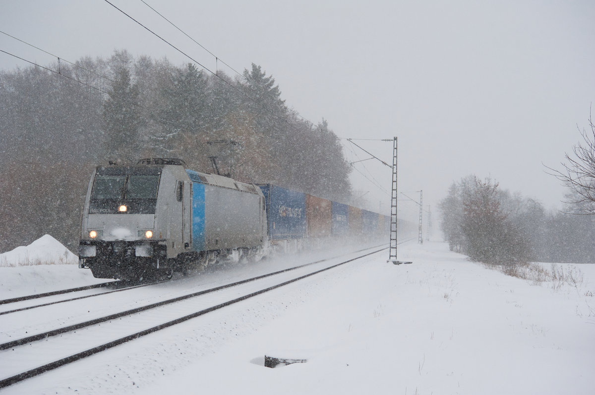 Eine unbekannt gebliebene 185 von Railpool mit einem Containerzug bei Postbauer-Heng Richtung Nürnberg, 03.02.2019