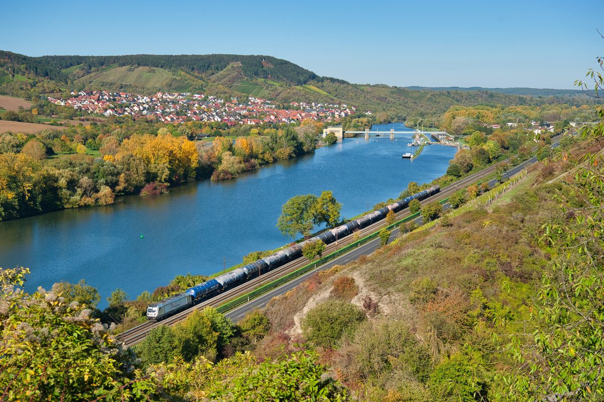 Eine unbekannt gebliebene 187 von Rhein Cargo mit einem Kesselwagenzug bei Veitshöchheim Richtung Würzburg, 12.10.2019