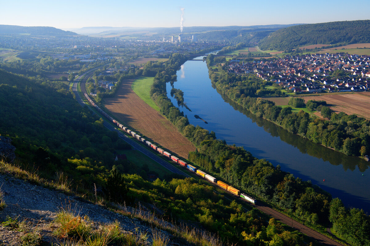 Eine unbekannt gebliebene 193 ELL/TXL mit einem KLV-Zug am frühen Morgen bei Karlstadt Richtung Gemünden, 09.09.2020