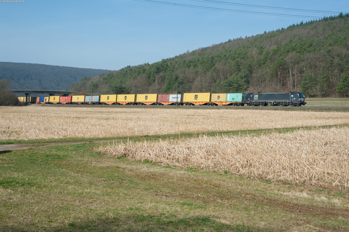 Eine unbekannt gebliebene 193 von MRCE mit einem Containerzug Richtung Würzburg bei Harrbach, 16.03.2017