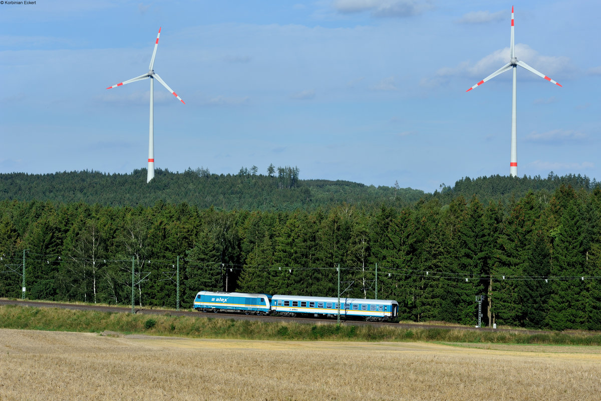 Eine unbekannt gebliebene 223 der Länderbahn überführte am 13.08.2016 einen einzigen Wagen ins Werk nach Neumark (Sachsen). Fotografiert wurde die Fuhre bei Feilitzsch.
