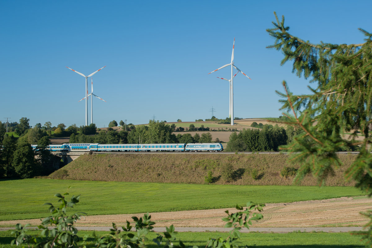 Eine unbekannt gebliebene 223 mit dem ALX84121 von Hof nach München Hbf bei Fattigau, 30.08.2016
