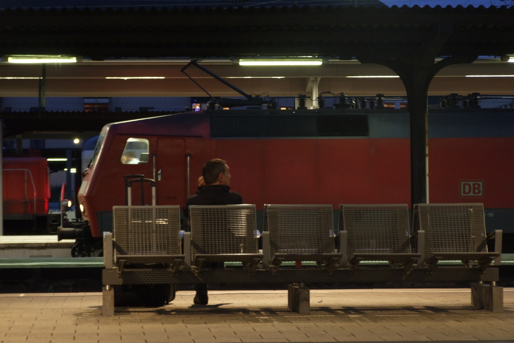 Eine unbekannt gebliebene BR 120 steht mit IC 2297 am Frankfurter (M) hbf am Gleis 12, um alsbald den Weg nach Stuttgart Hbf auf sich zu nehmen. 
Im Hintergrund dockt gerade eine Rangierlok an den eingefahrenen IC 2191 an, um ihn in die Bereitstellungsgruppe zu ziehen.
Der Fahrgast im VG wartet entweder auf den ICE 592 ach Berlin Hbf oder den ICE 528 nach Dortmund Hbf. 

Frankfurt (M), der 14.9.2013