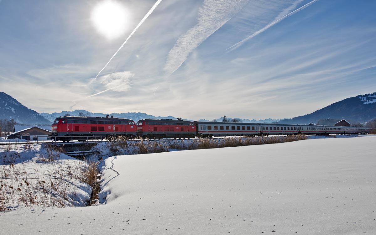 Eine unbekannt gebliebene Doppeltraktion DB BR 218 verlässt mit dem IC 2012  Allgäu  das bekannte Wintersportgebiet Oberstdorf mit dem Ziel Hannover Hbf.Bild in Stein den 28.1.2017