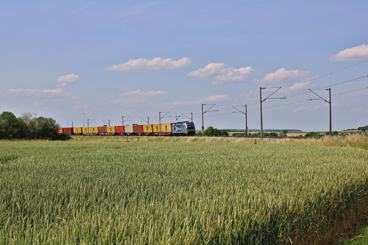 Eine unbekannt gebliebene Lok der Baureihe 193 von Railpool ist im Dienste von BoxXpress mit einem Containerzug bei Uffenheim in Richtung Ansbach unterwegs. (20.06.2023)
