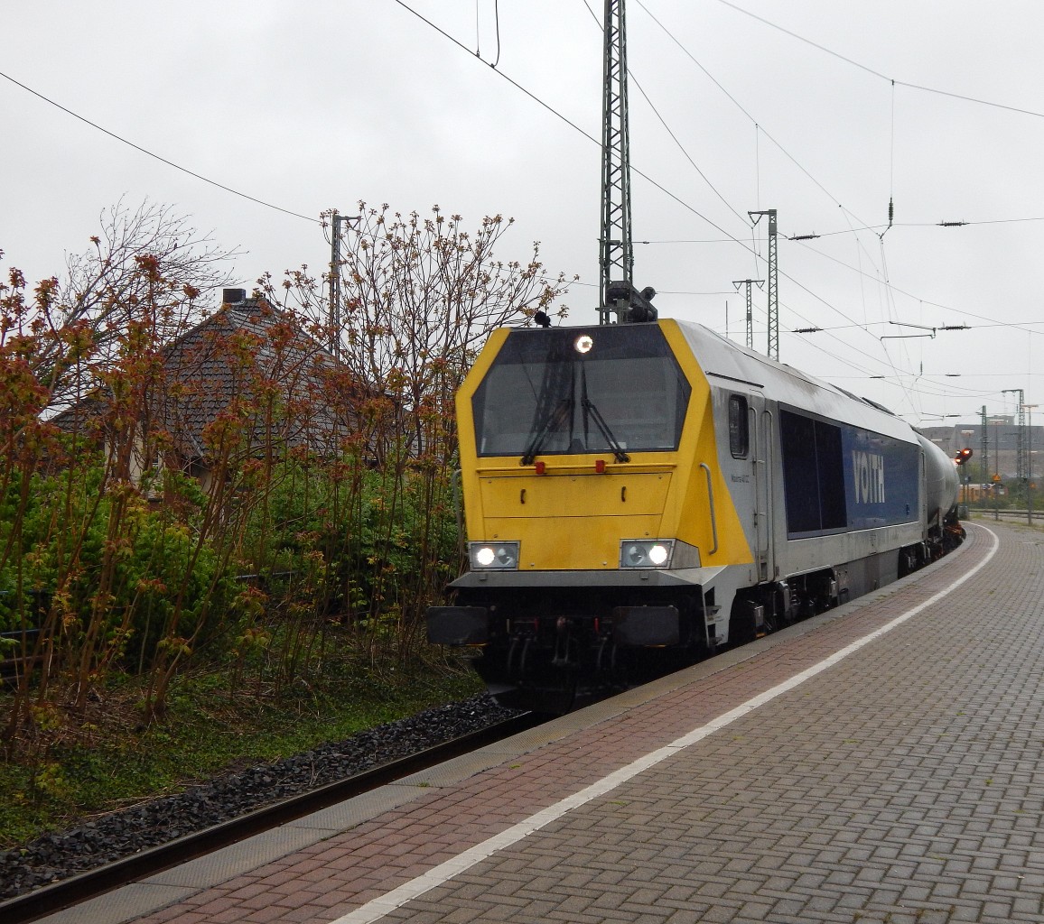 Eine unbekannt gebliebene Voith Maxima kam am 3.5.15 mit 5 Kesselwagen durch Neuss Richtung Dormagen gefahren.

Neuss 03.05.2015