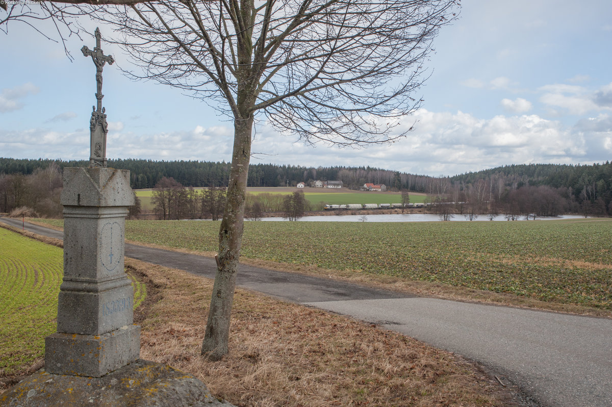 Eine unbekannt gebliebene zieht den Zementzug von Rüdersdorf nach Regensburg Hafen bei Reuth dem Ziel entgegen, 02.03.2017