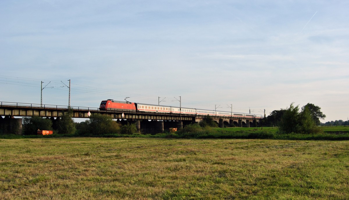 Eine unbekannte 101 fuhr am 03.10.2013 mit einem IC über die Allerbrücke bei Verden.