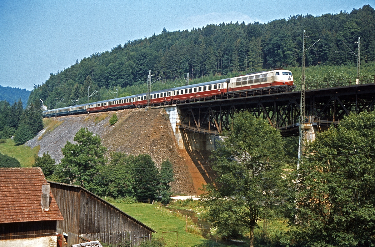 Eine unbekannte 103 mit IC in Mhren, 27.8.1981. 2014 ist auf dieser Seite des Viadukts eine Schallschutzwand angebracht worden ... !
