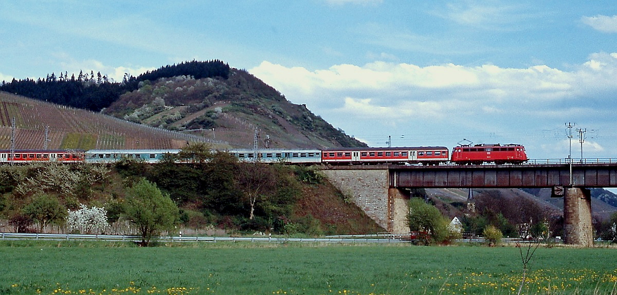 Eine unbekannte 110.3 überquert um 2000 mit einer zeittypischen Wagengarnitur die Moselbrücke in Ediger-Eller