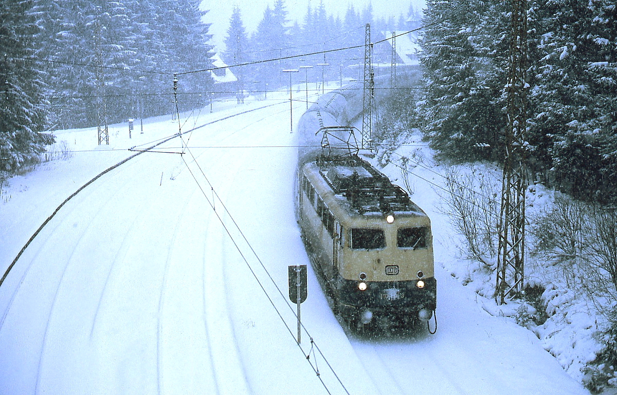 Eine unbekannte 110.3 verlässt im Februar 1983 den tiefverschneiten Bahnhof Feldberg-Bärental