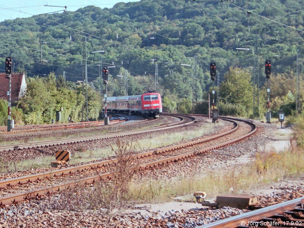 Eine unbekannte 111 erreichte am 17.9.02 mit einer RB nach Würzburg den Bahnhof Steinach. Links die Ausfahrsignale der Gleise 1a und 1, in der Mitte der Gleise 3 und 4 und vorne das Gleis 5 nach Rothenburg o.d.Tauber.