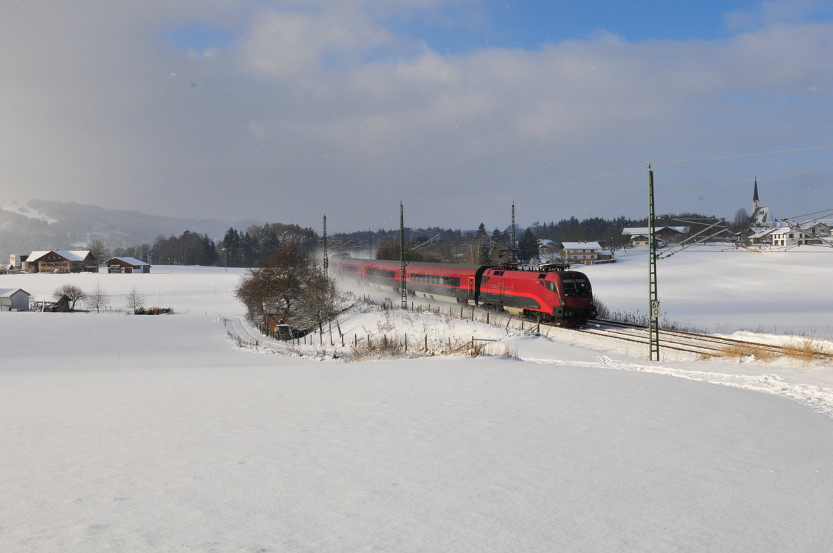 Eine unbekannte 1116 der ÖBB mit einem Railjet bei Rückstätten kurz vor Freilassing am 06.01.17
