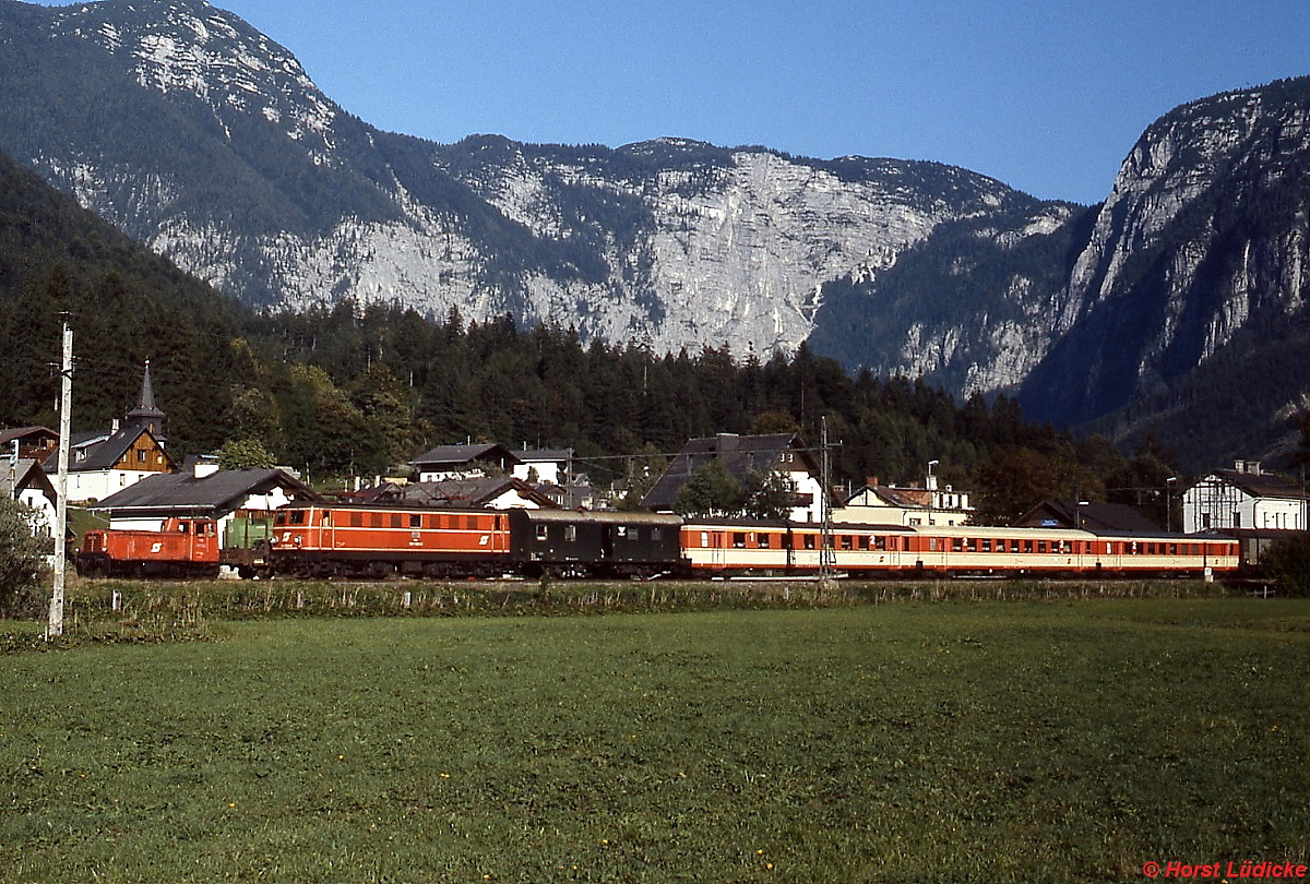 Eine unbekannte 1141 verlt im August 1987 den Bahnhof Obertraun-Dachsteinhhlen