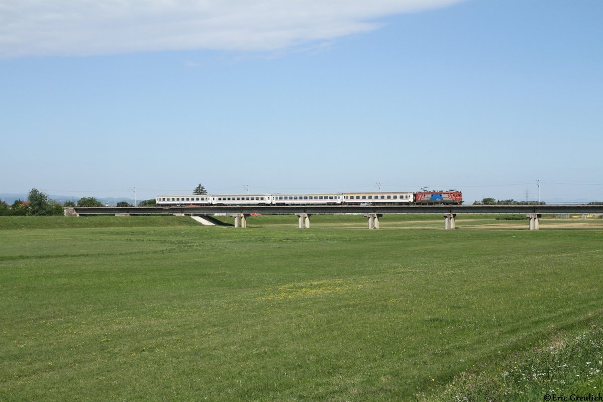 Eine unbekannte 1141 zieht am Morgen des 09.07.18 den B703 von Rijeka nach Osijek bei Zagreb.