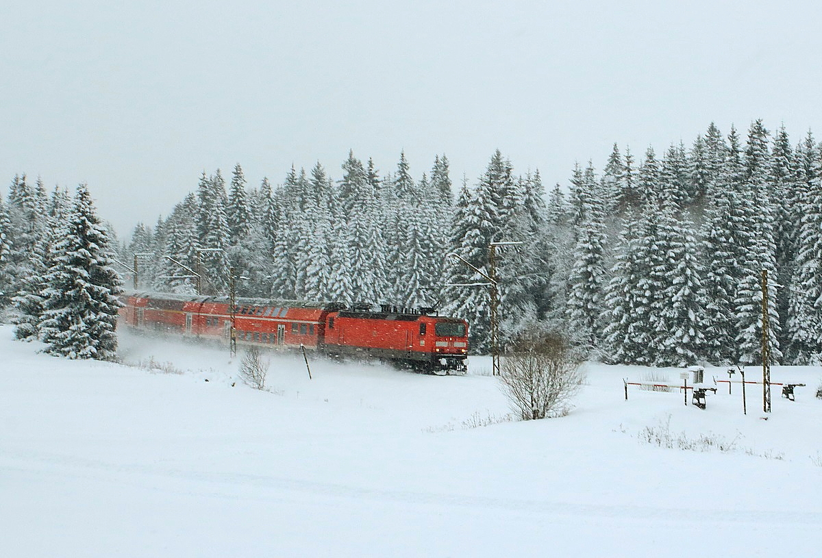 Eine unbekannte 143 ist am 28.12.2014 zwischen Hinterzarten und Titisee unterwegs