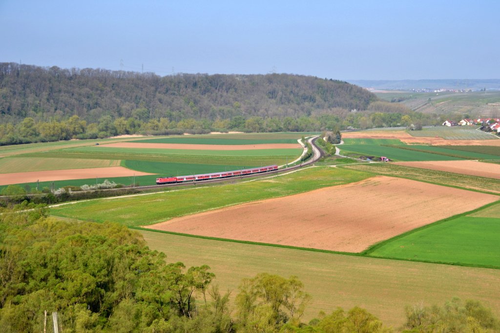 Eine unbekannte 143 mit RB 19117 Osterburken - Stuttgart Hbf am 20.04.2016 bei Lauffen(Neckar)