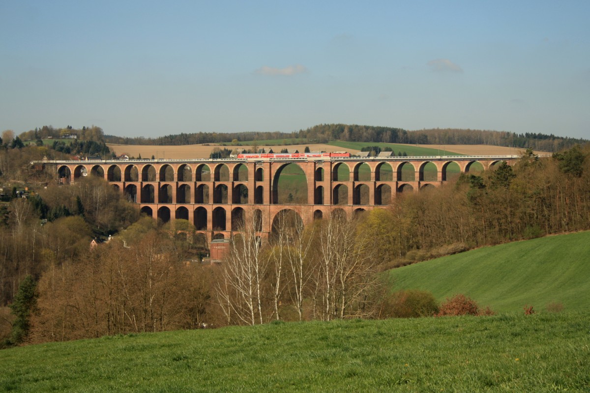 Eine unbekannte 143 zieht den 4765 Hof - Dresden über die Göltzschtalbrücke am Montag, 20. April 2015.