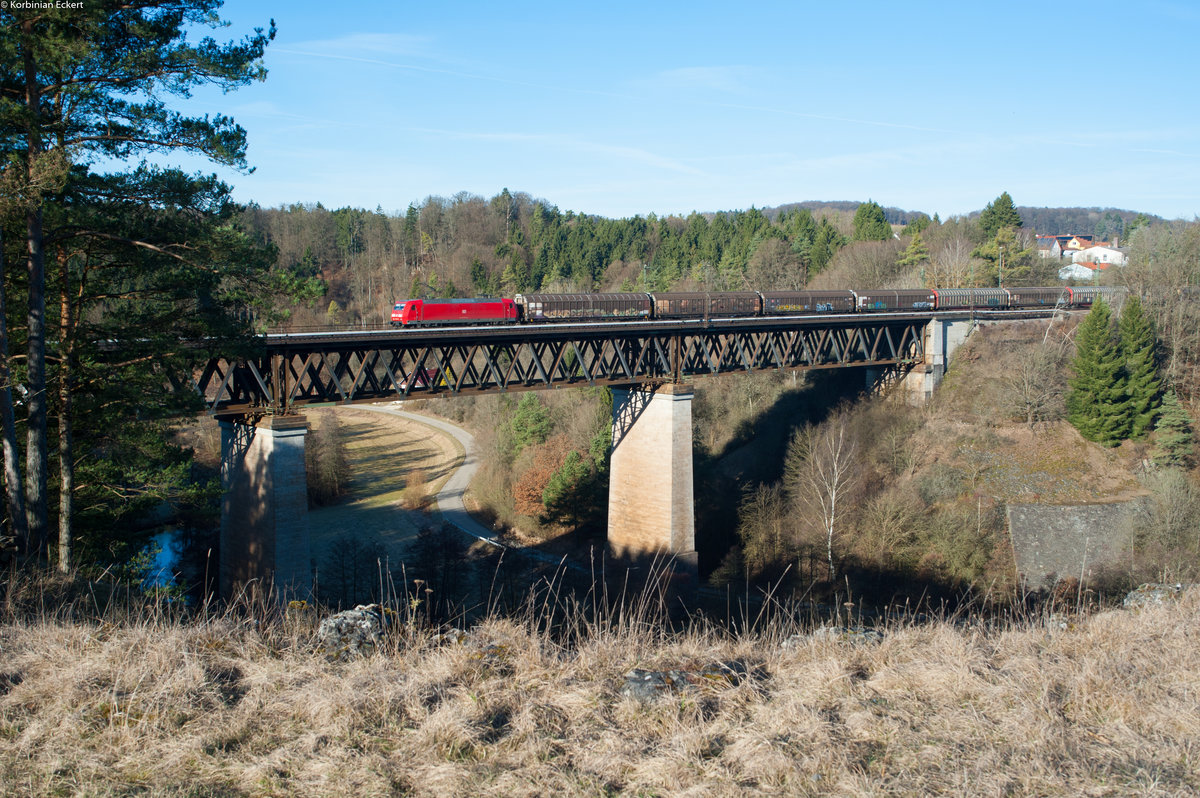 Eine unbekannte 145 mit einem gemischten Güterzug bei Beratzhausen Richtung Regensburg, 04.03.2017