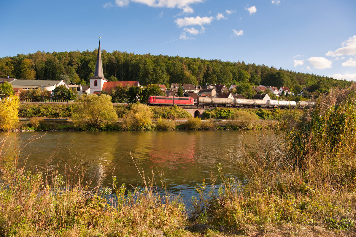 Eine unbekannte 151 mit einem Kesselzug bei Wernfeld Richtung Gemünden, 18.09.2019