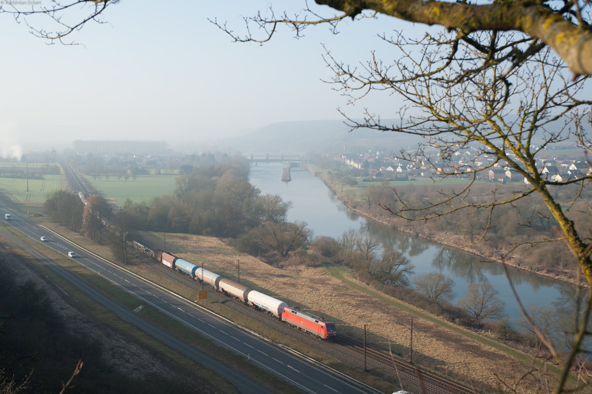 Eine unbekannte 152 mit einem gemischten Güterzug bei Himmelstadt Richtung Gemünden, 16.03.2017