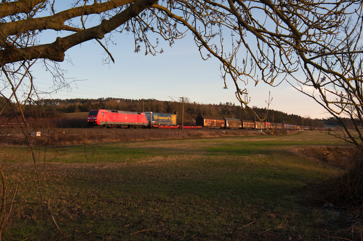 Eine unbekannte 152 mit einem gemischten Güterzug bei Mitteldachstetten Richtung Würzburg, 19.01.2019 