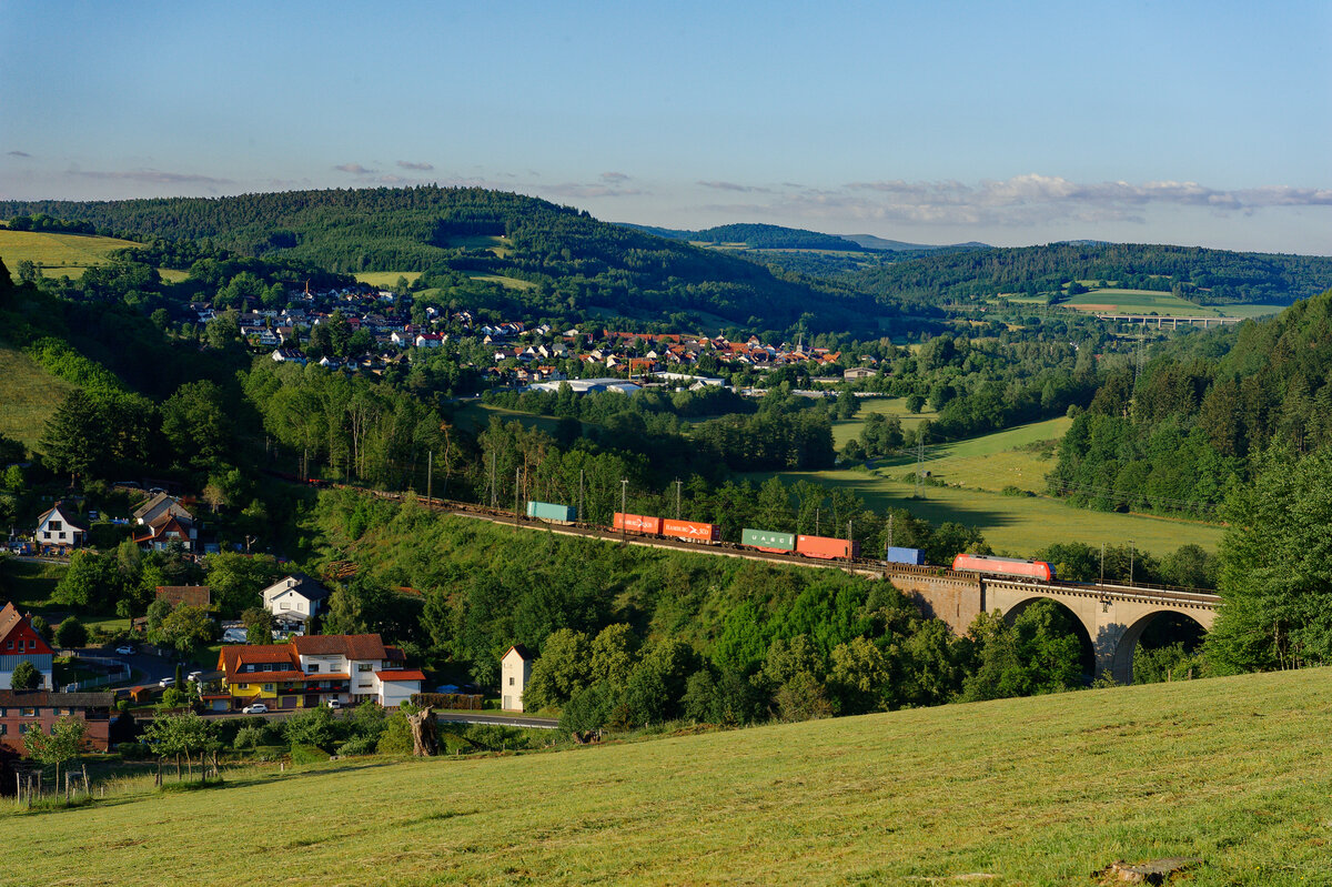 Eine unbekannte 152 mit einem Containerzug bei Jossa Richtung Gemünden, 12.06.2020