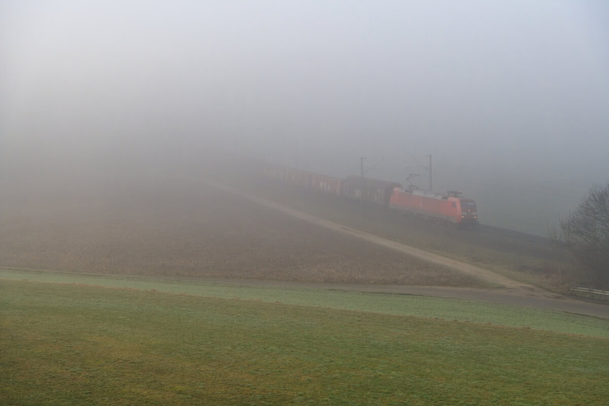 Eine unbekannte 152 mit einem gemischten Güterzug im Morgennebel bei Breitenfurt Richtung Ingolstadt, 20.02.2021