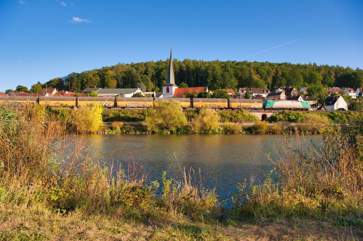 Eine unbekannte 185 von Alpha Trains mit einem ARS Altmann Autotransportzug bei Wernfeld Richtung Würzburg, 18.09.2019